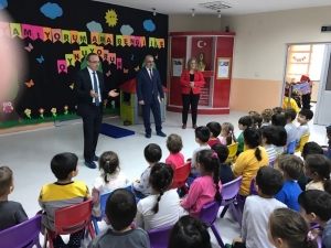 Kaymakam Minik Öğrencilerle Oyun Oynadı