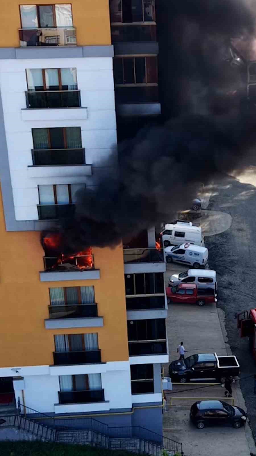 rize-de-10-katli-apartmanin-4-katinda-cikan-yangin-korkuttu
