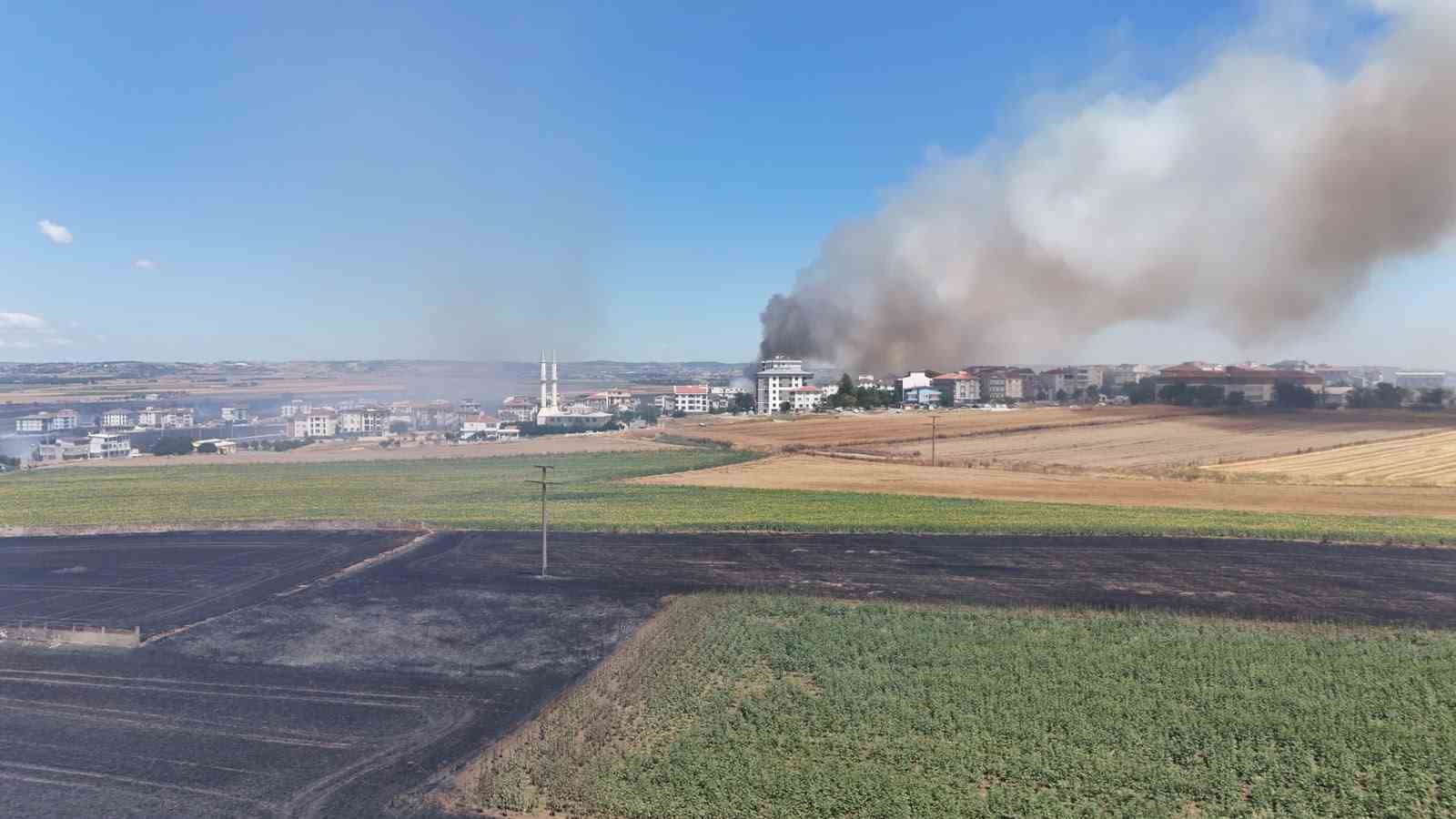 silivri-de-ruzgarla-buyuyen-yanginda-alevleri-kontrol-altina-alma-calismalari-devam-ediyor