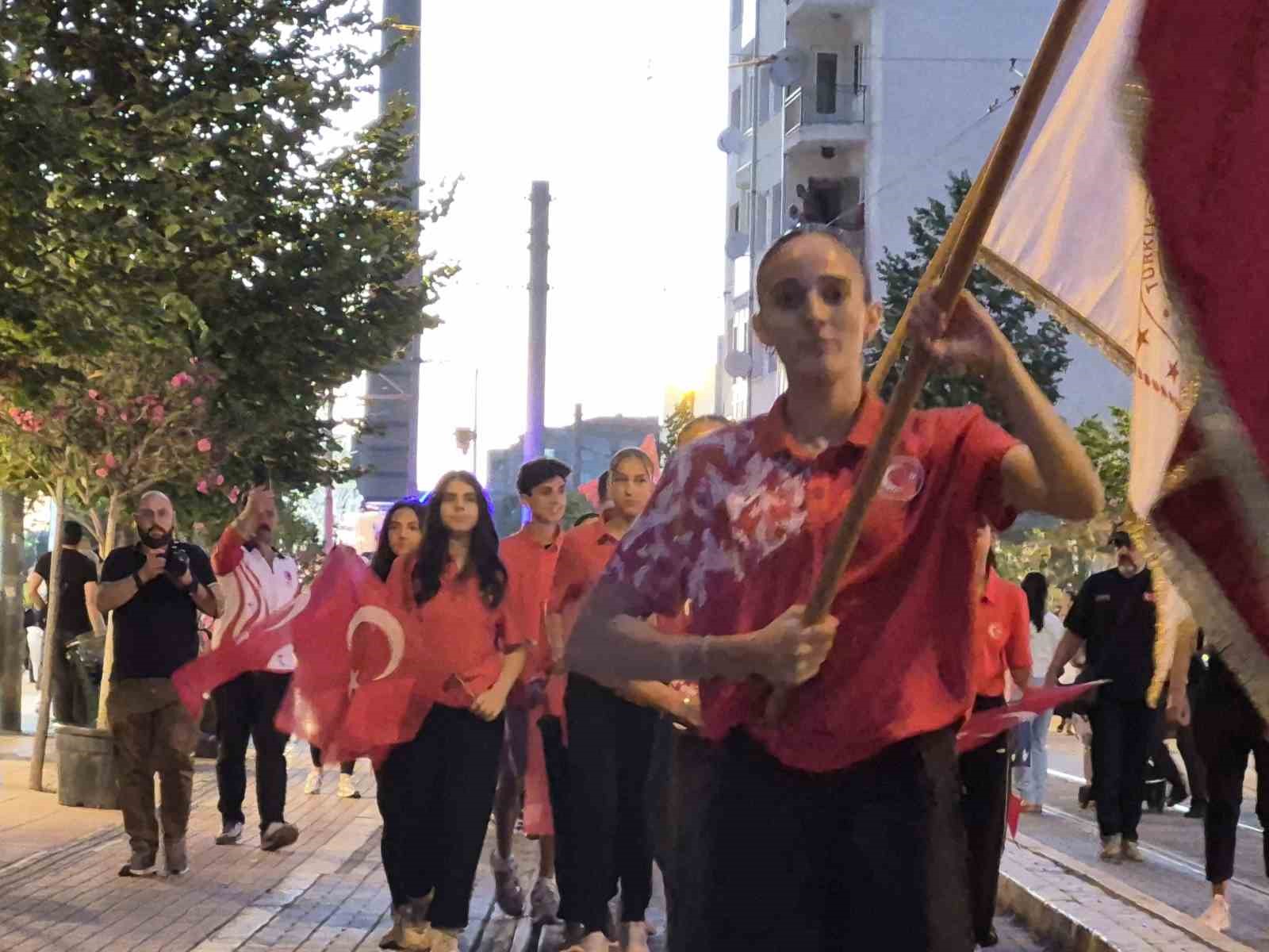 eskisehir-de-milli-sporculardan-15-temmuz-a-ozel-sancak-kosusu