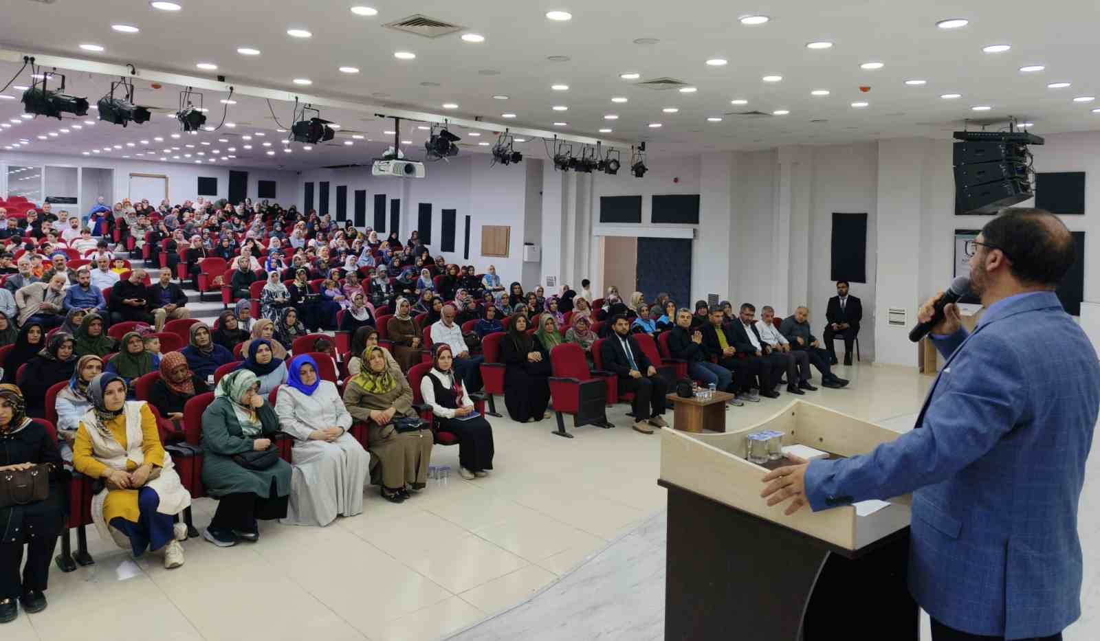 adiyaman-da-dijital-dunyada-cocuk-ve-ebeveyn-olmak-konferansi-duzenlendi