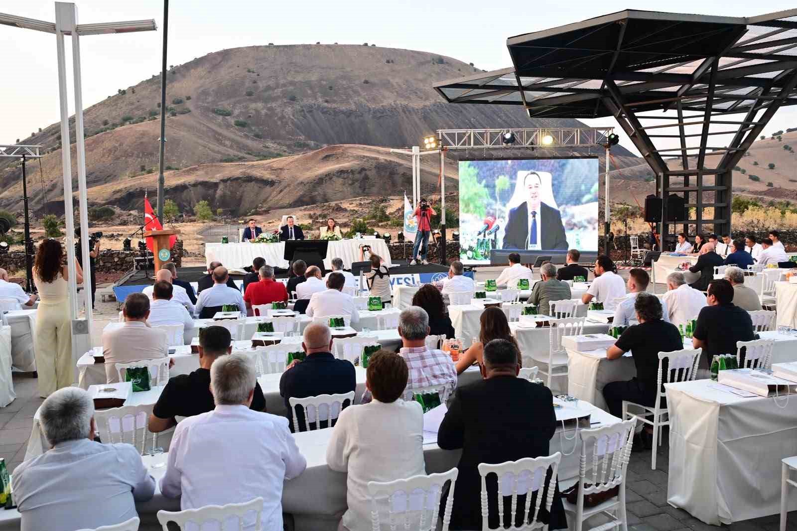 buyuksehir-meclisi-kula-jeopark-ta-toplandi