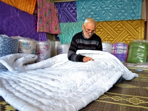 Onun Elinde İğneler Fırça, Yorganlar Tuval