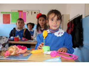 Topladıkları Koli Koli Oyuncaklarla Köydeki Öğrencilerin Yüzünü Güldürdüler