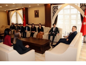 Reng-i Hakkari Sanat Topluluğun’dan Vali Akbıyık’a Ziyaret