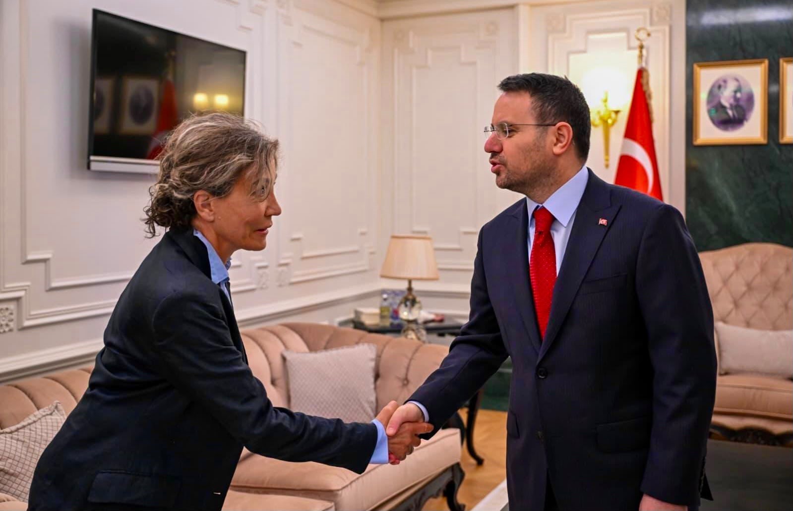 adalet-bakani-gurlek-eski-ozel-harekat-baskani-behcet-oktay-in-yakinlarini-kabul-etti