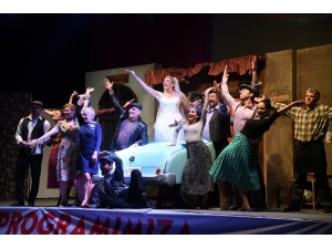 ‘Şoför Nebahat’ Tiyatrosuna Gelen İzleyiciler Salona Sığmadı