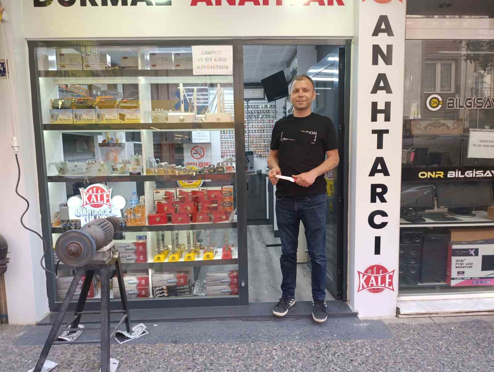 bicak-bileme-ustalarinin-mesaisi-suruyor