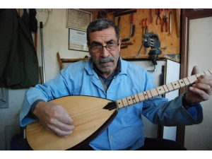 Yılların Eskitemediği Bağlama Ustası Teknolojiye Direniyor