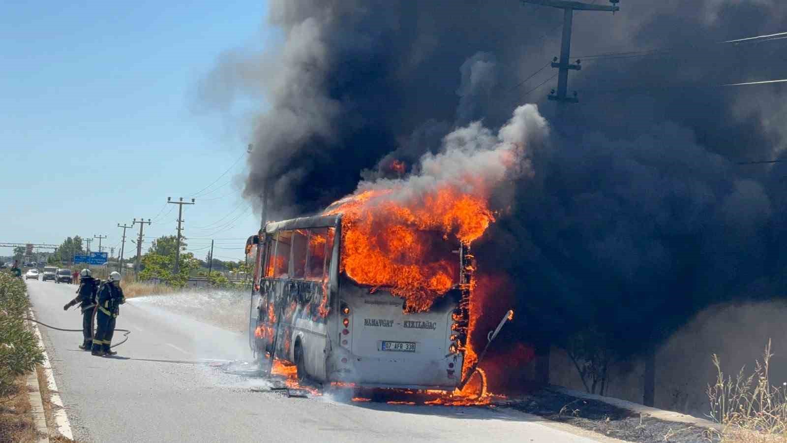 antalya-da-yolcu-midibusu-alev-alev-yandi-surucu-yolculari-tahliye-etti