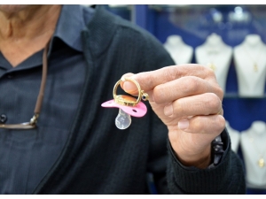 Altın Emziğe İlgi Var Alan Yok