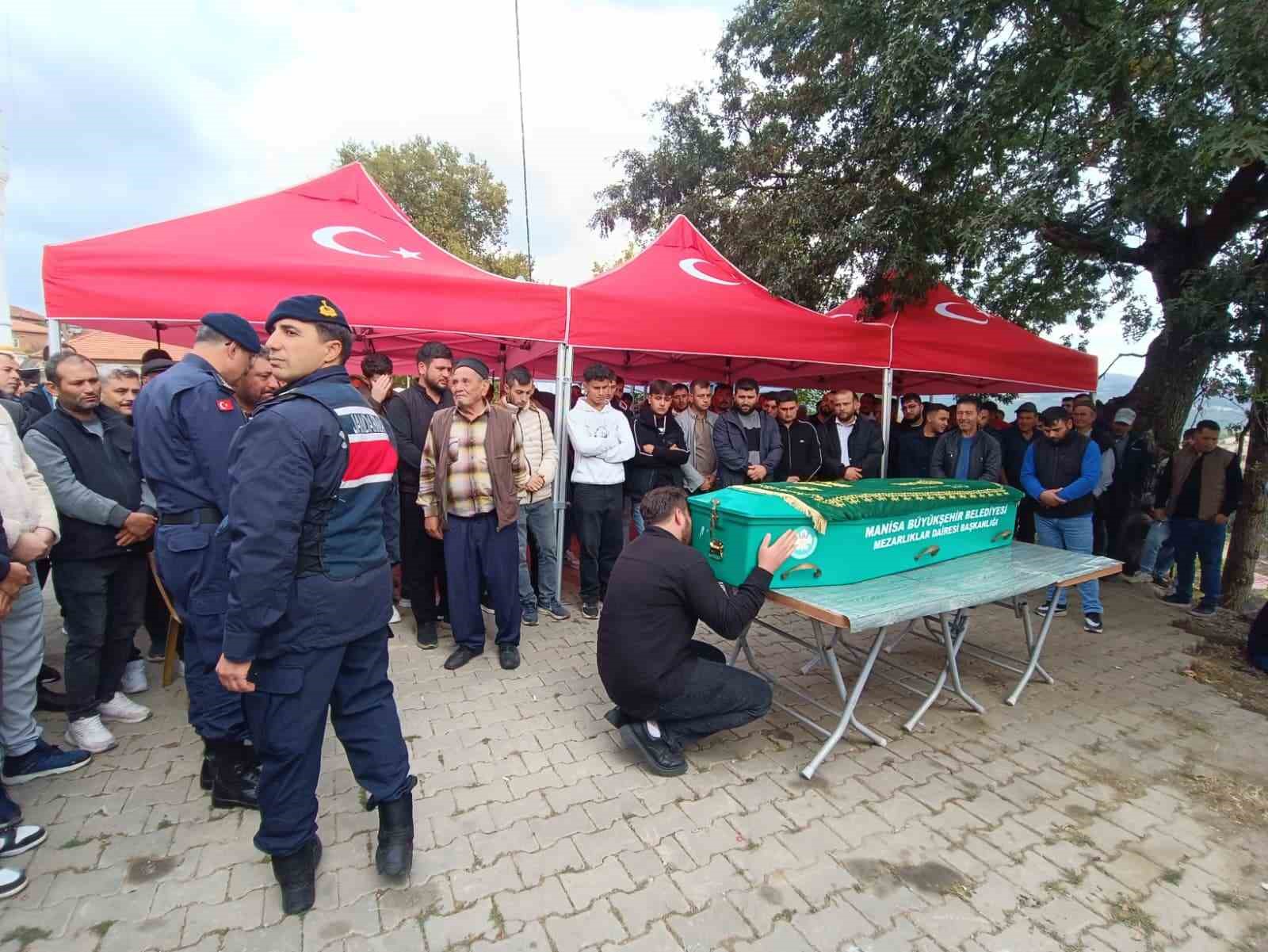 soma-da-madendeki-gocukte-hayatini-kaybeden-ramazan-ince-son-yolculuguna-ugurlandi