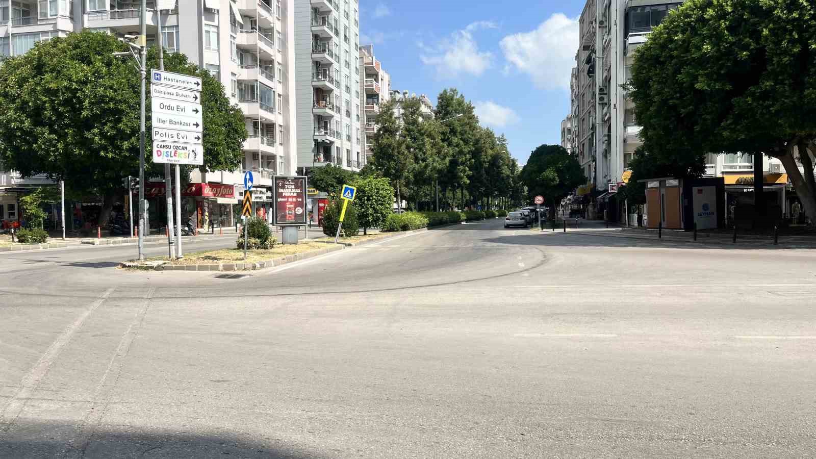 adanalilar-sicaktan-kacti-cadde-ve-sokaklar-bos-kaldi