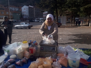 Geçimini Pazarcılıkla Sağlıyor