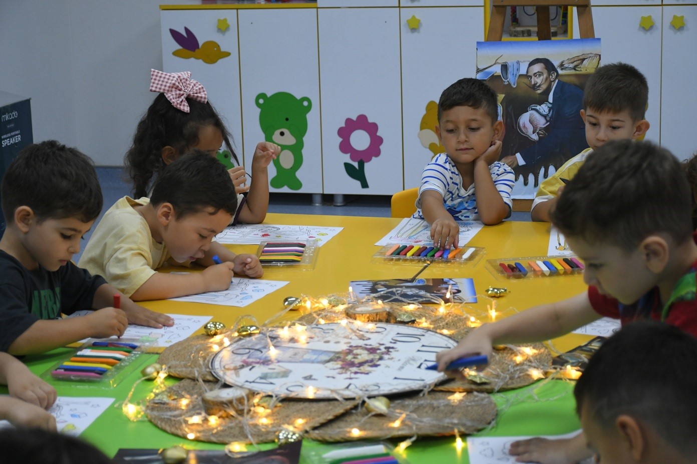 kusadasi-nda-minikler-yaz-tatilinde-sanatla-gelisiyor