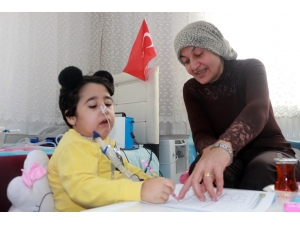 Sma Hastası Minik Firdevs’in Evde Eğitim Mutluluğu