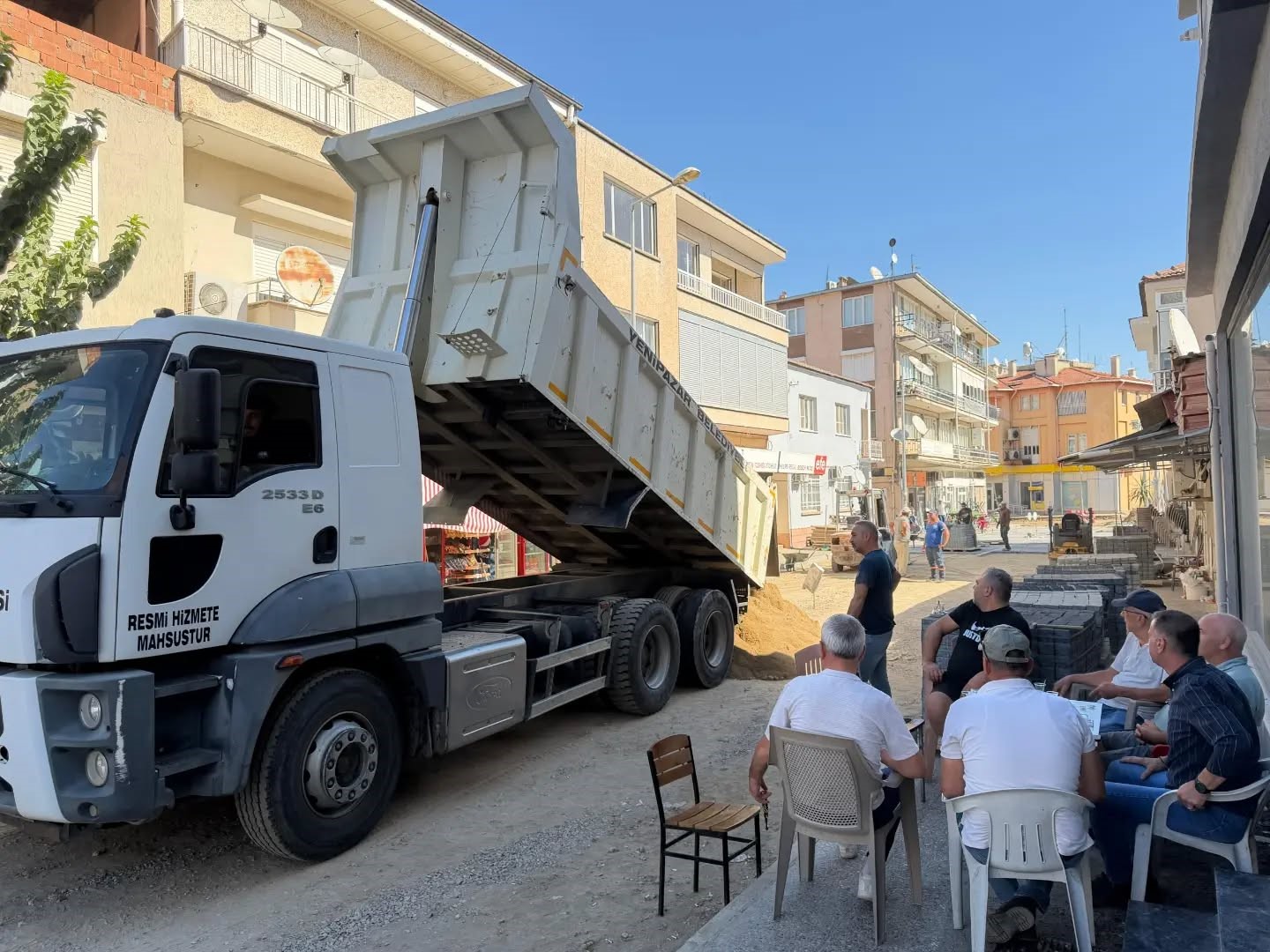 yenipazar-da-hem-yollar-yenileniyor-hem-gonullere-dokunuluyor