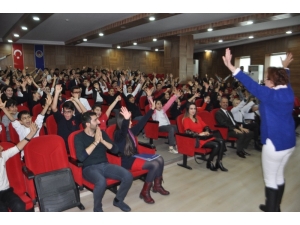 Başkan Seçildi, ‘Kahkaha Yogasını’ Getirdi