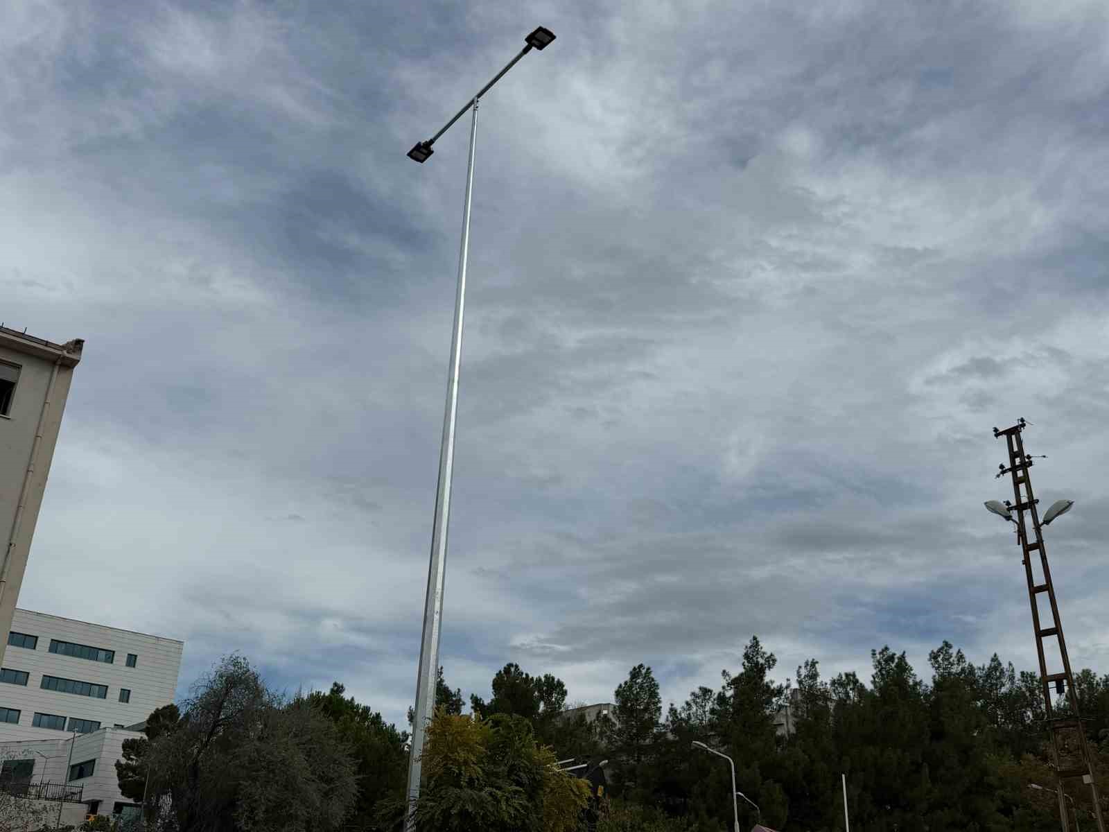 boyabat-ta-elektrik-hatlari-yer-altina-alindi-yeni-aydinlatma-direkleri-dikildi