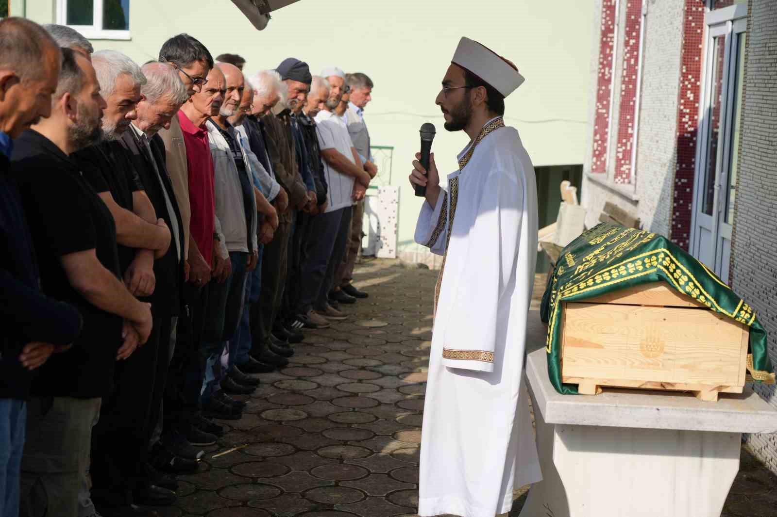 annesiyle-birlikte-silahli-saldirida-olen-4-yasindaki-oyku-naz-topraga-verildi