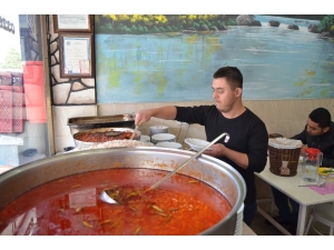 Down Sendromlu Mesut Çalışarak Annesine Bakıyor