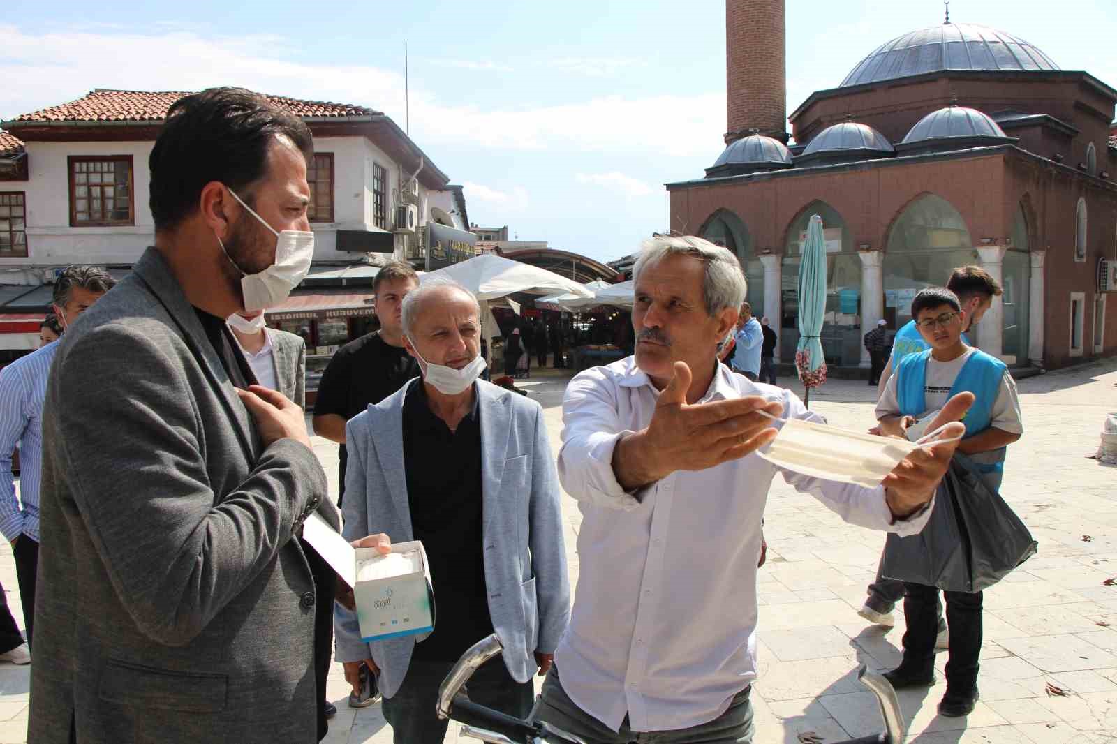 merzifonlularin-toz-ve-cukurla-imtihani-halka-maske-dagitildi