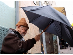 90’lık Şemsiye Tamircisi Gözlük Kullanmadan Mesleğini Yapıyor