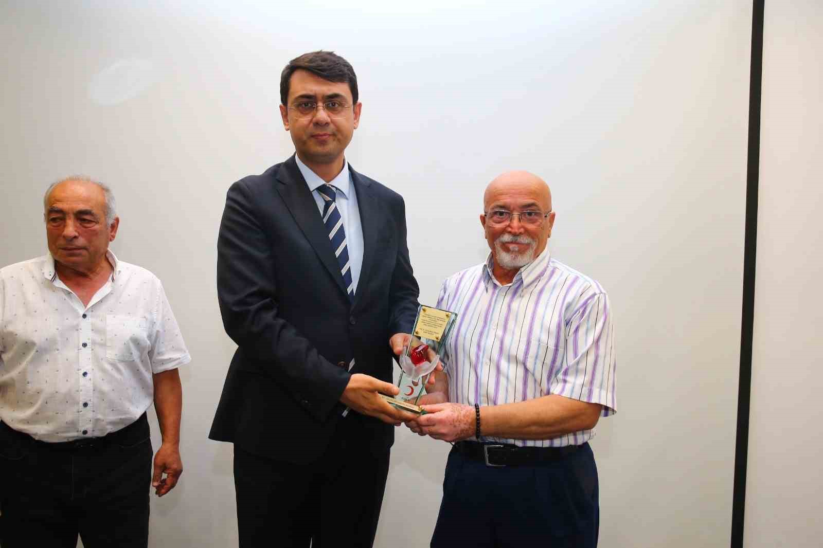 usak-ta-kan-bagiscilarina-plaket-taktim-edildi