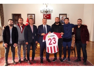 Valilikten Ekonomik Kriz Yaşayan Elazığspor’a Kömür Desteği