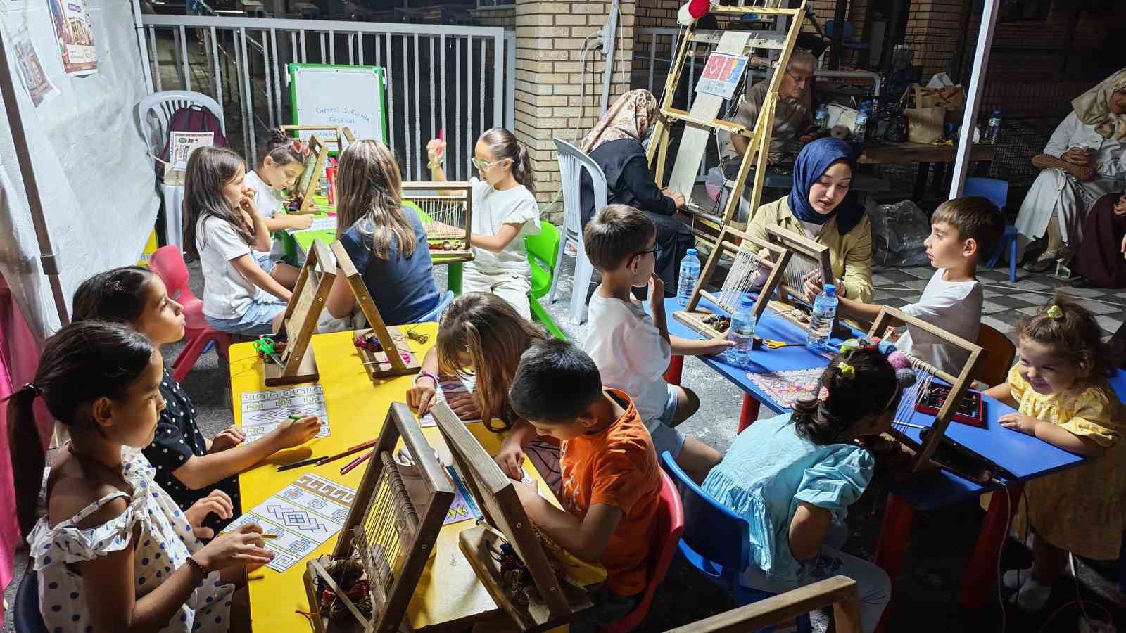 minikler-ilmek-ilmek-hali-dokudu