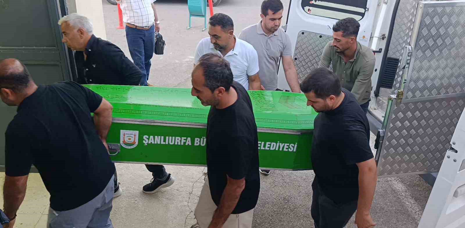 sanliurfa-daki-kazada-hayatini-kaybeden-4-kisinin-cenazeleri-adli-tip-kurumuna-getirildi