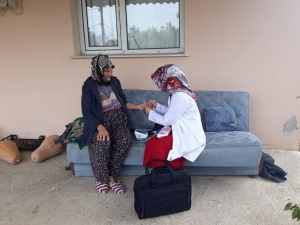 Kemalpaşa’da Evde Sağlık Hizmetleri Takdir Topluyor