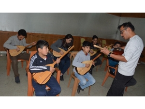 Gazi Olduğu Şehrin Çocuklarına Gönüllü Öğretmenlik Yapıyor
