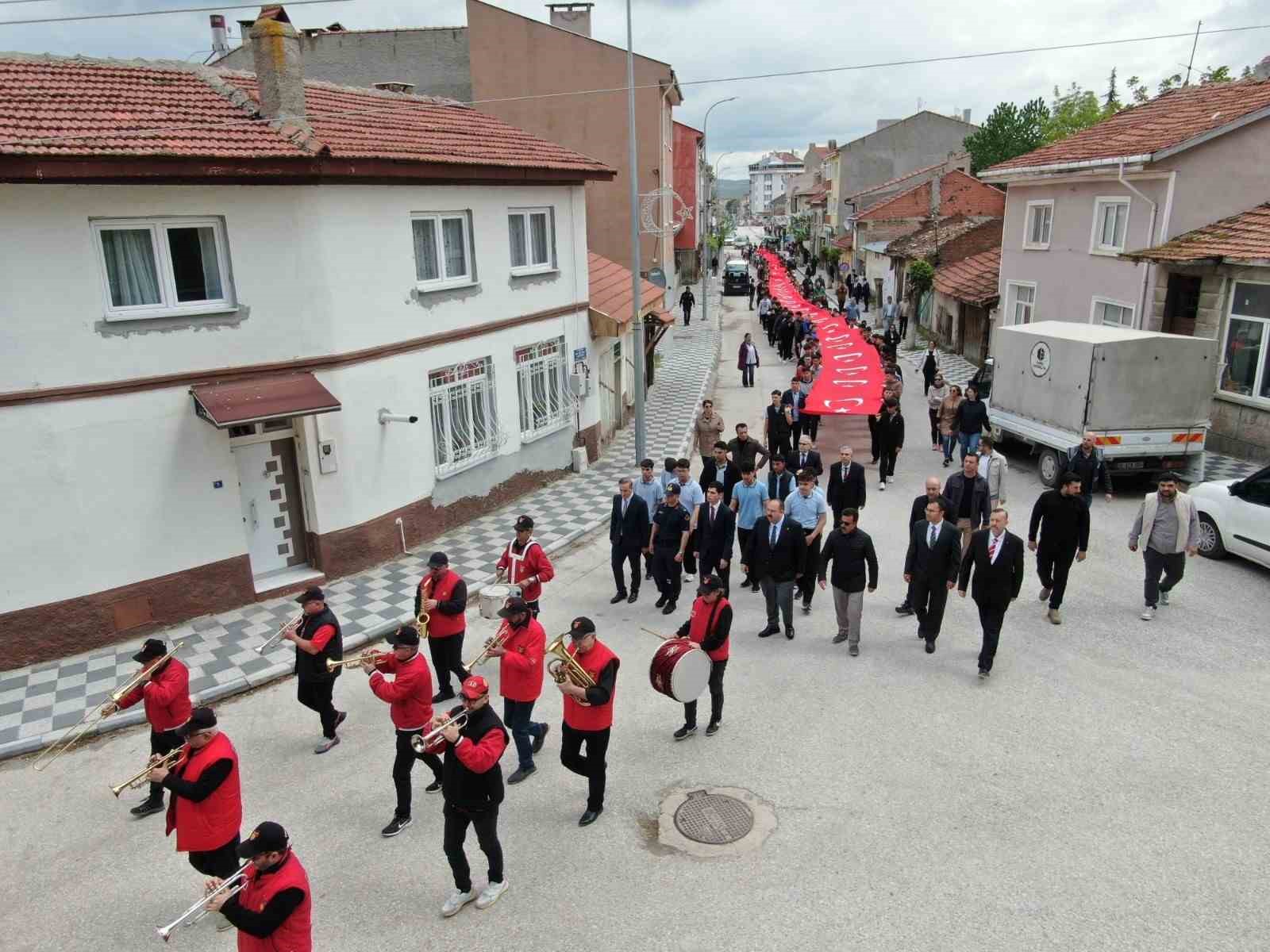 inonu-de-107-yil-genclik-yuruyusu-duzenlendi