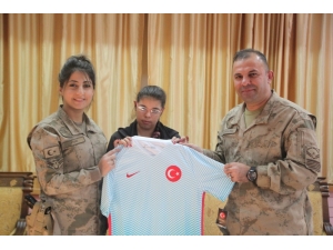 Jandarmadan Korunma Altındaki Çocuklara Forma Ve Top Hediyesi