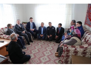 Vali, Dumlupınar Ve Altıntaş’ta Şehit Ailelerini Ziyaret Etti