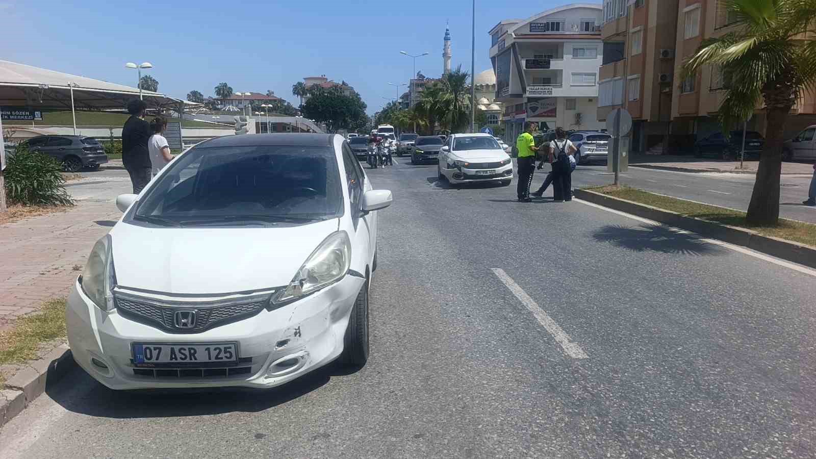 antalya-da-iki-otomobil-carpisti-2-yarali