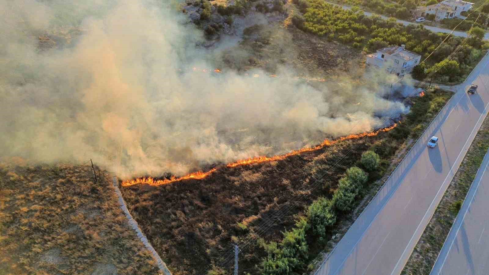 mersin-de-cikan-yangin-evlere-ve-ormana-ulasmadan-sonduruldu