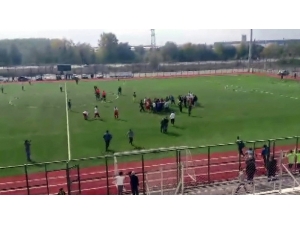 Amatör Maçta Kavga Çıktı, 11 Futbolcu Kırmızı Kart Gördü