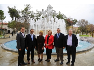 “Türk Siyasetinde Yeni Dönem Şifreleri” Paneli Uşak’ta Gerçekleşti