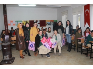 Ev Kadınlarından Köy Okulundaki Öğrencilere Yardım