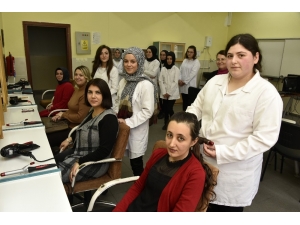 24 Kasım Öğretmenler Günü Öncesi Öğretmenlerinin Saç Bakımını Yaptılar