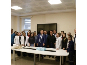 Sağlık-sen, Diş Hekimleri Gününü Pasta Keserek Kutladı