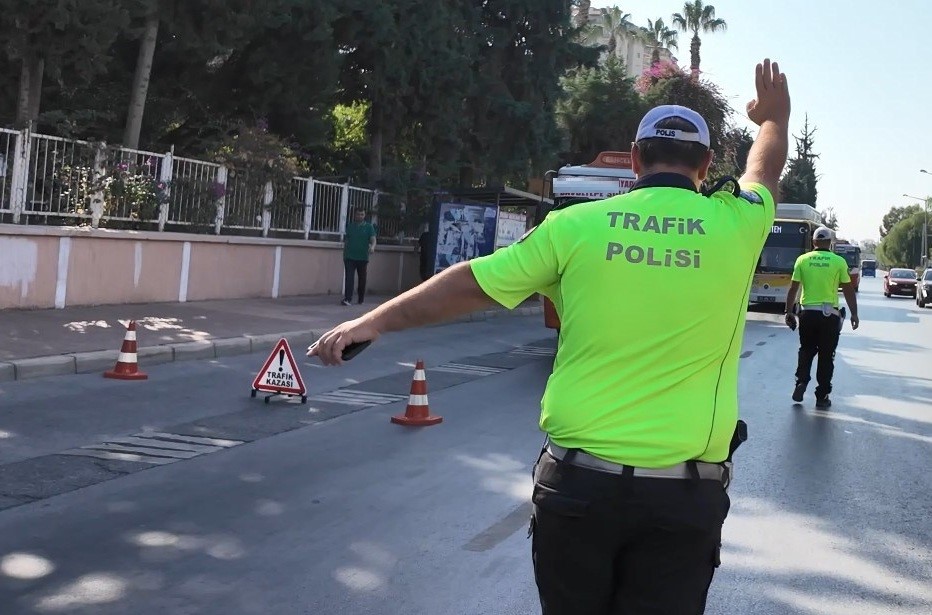trafik-guvenligini-tehlikeye-dusuren-surucuye-141-bin-tl-ceza-kesildi