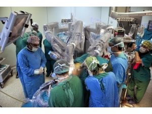 Kanserli Hastalara ’Davinci Robotu’ İle Kesisiz Ameliyat