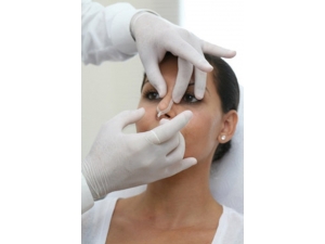 Makyaj Problemli Burnu Saklamaz