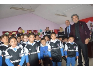 Beşiktaş Köyü’nün Beşiktaş İlköğretim Okulunda Beşiktaş Forması Dağıtıldı