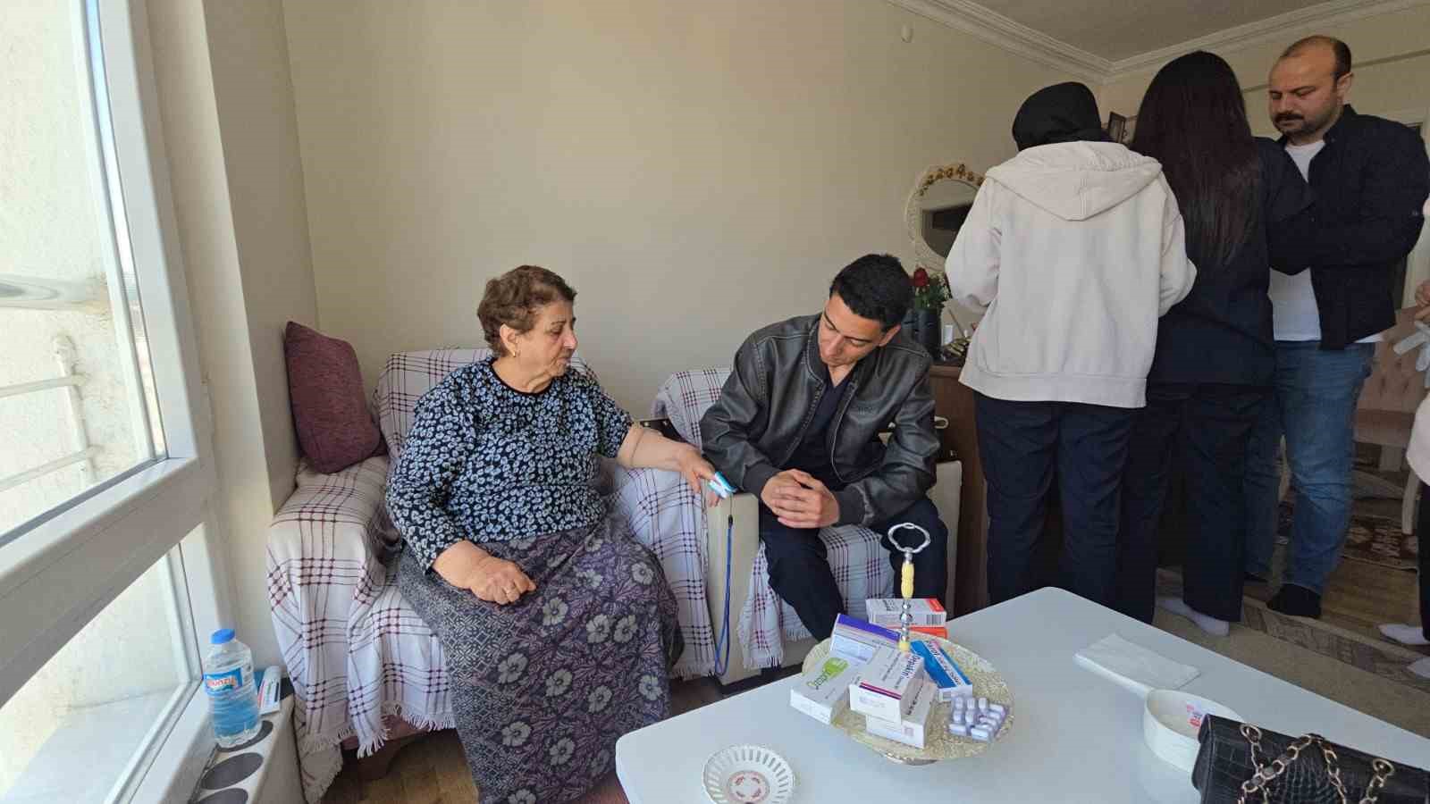 genc-saglikcilar-ev-ev-giderek-kronik-hastalarin-takibini-yapiyor