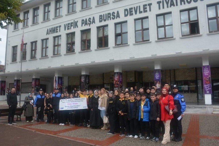 bursa-da-polisten-ogrencilere-tiyatro-surprizi