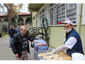 Vezirhan’da Camilerde Pilav Dağıtıldı
